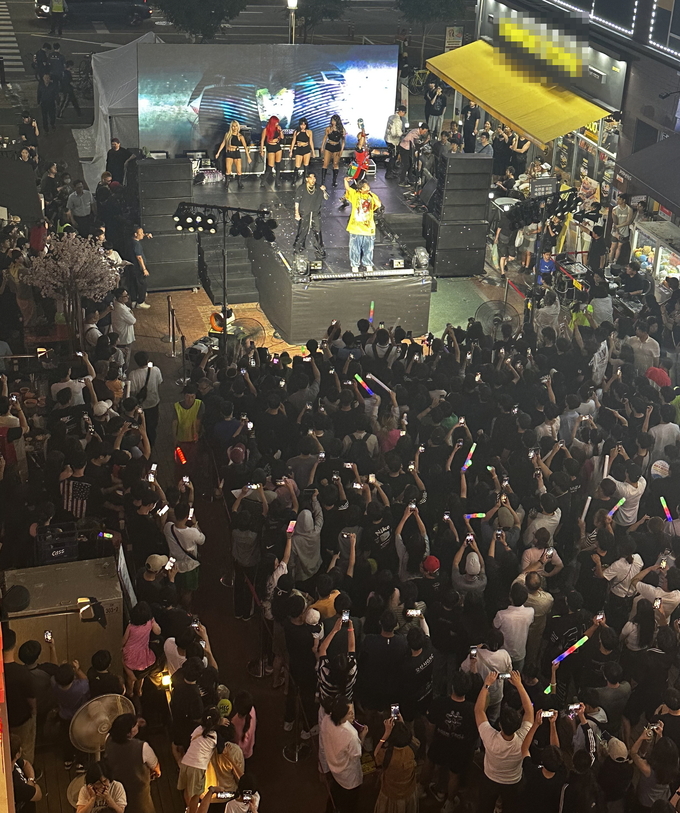 오산대역 중심상가거리에서 개최한 ‘신장2동 행복솔솔 뮤직페스티벌’ 장면. (사진=오산시 신장2동 제공)
