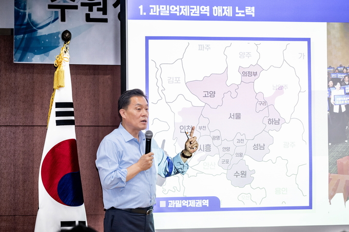 지난 25일 열린 ‘수원상공회의소 수원CEO포럼’ 제5기 수료식에서 이재준 수원시장이 특강을 진행하는 모습. (사진=수원시 제공)