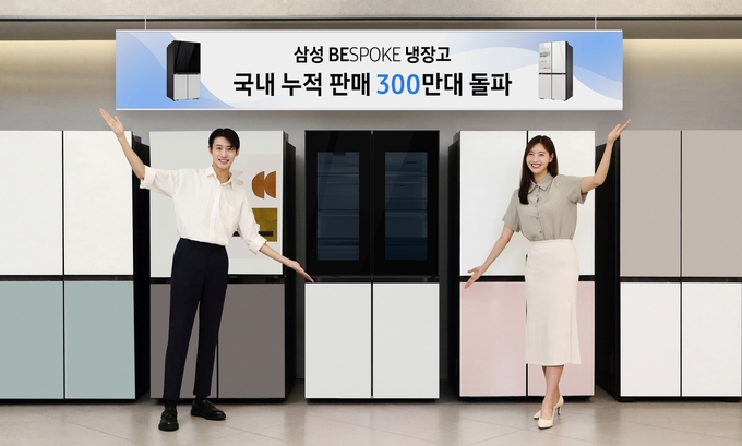 삼성전자 모델이 삼성스토어 대치점에서 누적 판매량 300만대를 돌파한 비스포크 냉장고를 소개하고 있다. (사진=삼성전자 제공)
