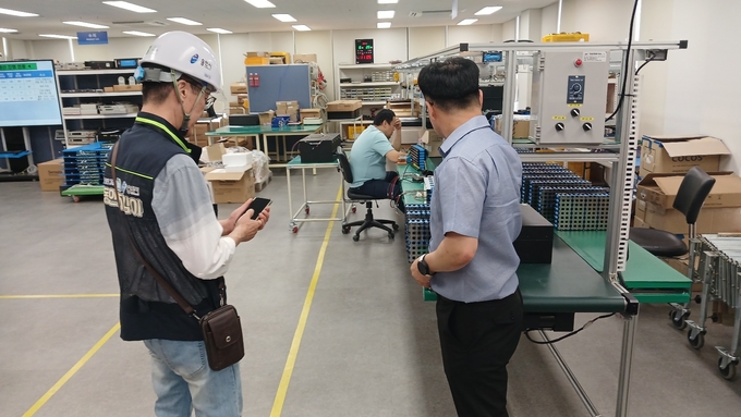 용인특례시는 지난 24일 화성시 소재 일차전지 제조업체 화재로 인명과 재산 피해가 발생함에 따라 지역 내 배터리 제조공장 9곳을 긴급 점검했다. (사진=용인시 제공)