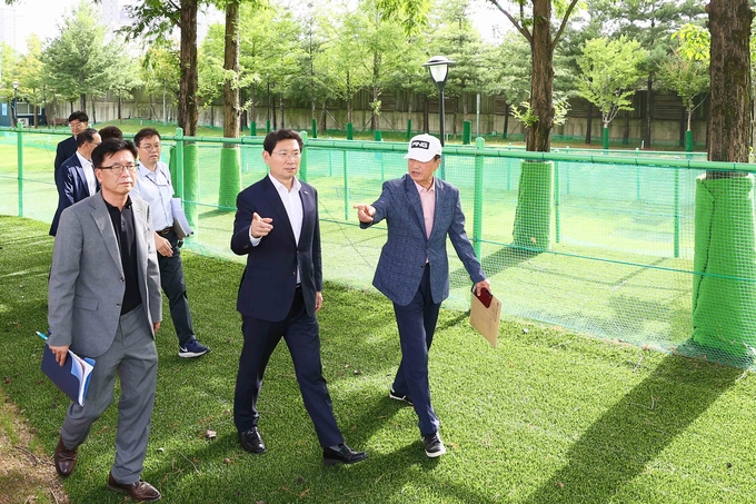 이상일 용인시장이 ‘수지아르피아 파크골프장’을 점검하고 있다. (사진=용인시 제공)