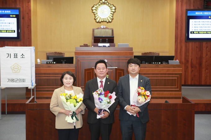 (왼쪽부터)이진옥 운영위원장, 김경수 의장, 김종성 부의장이 후반기 가평군의회 의장단 선출후 기념촬영 하고 있다. (사진=가평군의회 제공)