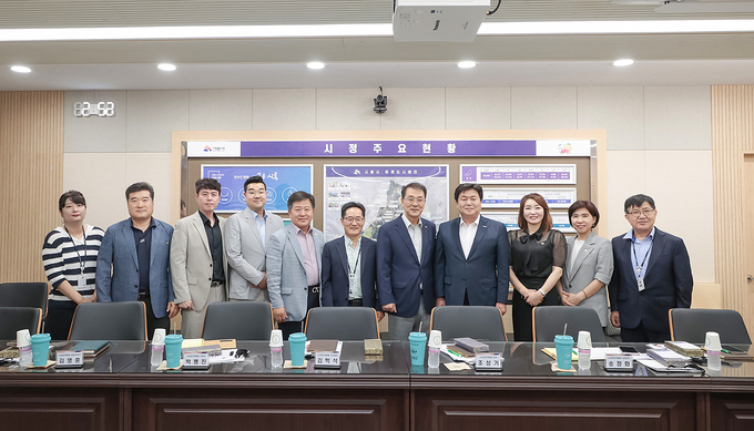 시흥시는 지난 24일 시청 다슬방에서 시흥시소상공인연합회 임원진과 간담회를 개최 후 기념 사진을 촬영했다. (사진=시흥시 제공)