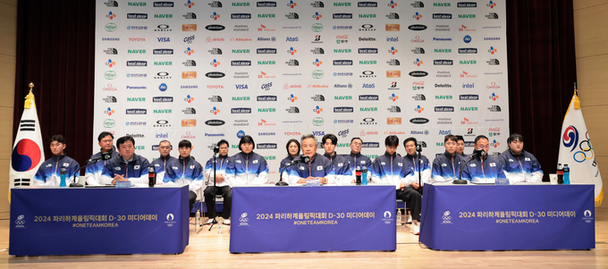 26일 충북 진천국가대표선수촌 챔피언하우스에서 열린 2024 파리하계올림픽 D-30 미디어데이 대한민국 선수단 기자회견에서 이기흥 대한체육회장이 취재진 질문에 답하고 있다. (사진=연합뉴스)