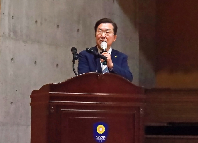 장광수 안양대 총장이 최근 전체 교직원 종강 회의에서 대학 발전을 위한 비전과 전략을 발표하고 있다. (사진=안양대 제공)