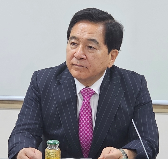 심재철 국민의힘 신임 경기도당위원장이 26일 오후 국민의힘 경기도당사에서 열린 기자회견에서 취재진의 질문을 받고 있다. (사진=국민의힘 경기도당)