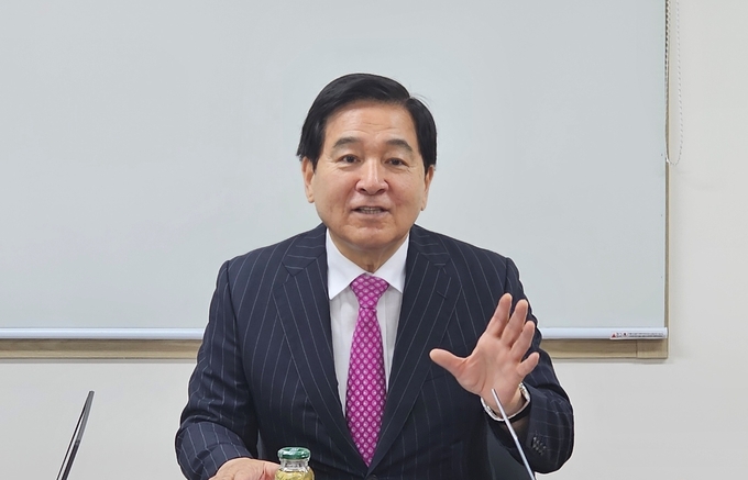 심재철 국민의힘 신임 경기도당위원장이 26일 오후 국민의힘 경기도당사에서 열린 기자회견에서 취재진의 질문에 답하고 있다. (사진=국민의힘 경기도당)
