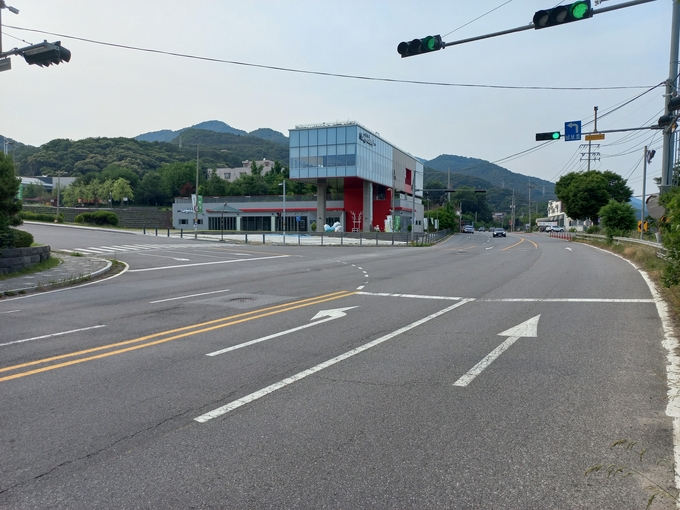 의정부국토관리사무소가 13년째 남양주시가 불법 점용하고 있다고 지적하고 있는 (구) 유기농박물관(정약용펀그라운드) 앞 교차로. (사진=S씨 제공)