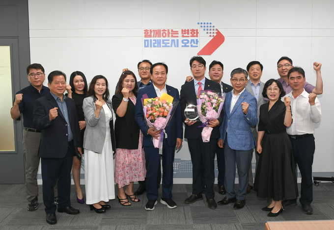 오산시, 김승구 오산시 충청연합회장 1일 명예시장 위촉식 모습(사진=오산시 제공)