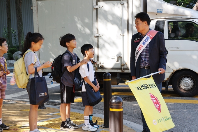 하은호 군포시장이 취임 2주년을 맞아 학교 주변 안전한 통학 환경을 조성하기 위해 '어린이가 안전한 등굣길' 교통봉사에 나섰다. (사진=군포시 제공)