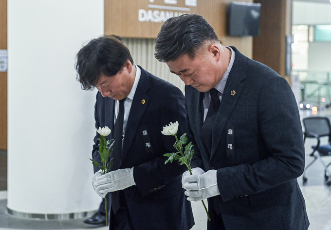 지난 26일 경기도청 1층에 마련된 화성화재 사고 희생자 분향소에서 경기도의회 남종섭(민주·용인3)·김정호(국힘·광명1) 대표의원이 헌화하고 있다. (사진=경기도의회 제공)