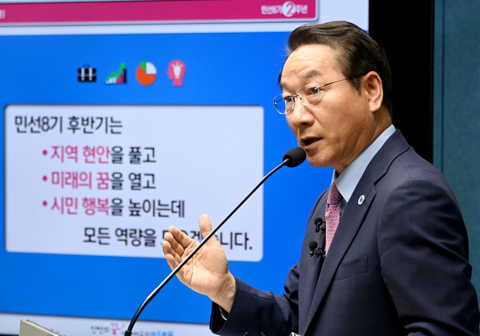 유정복 인천시장이 27일 시청 브리핑룸에서 열린 민선8기 2주년 기자간담회에 참석해 후반기 시정운영 방향을 설명하고 있다. ( 사진 = 인천시 제공 )