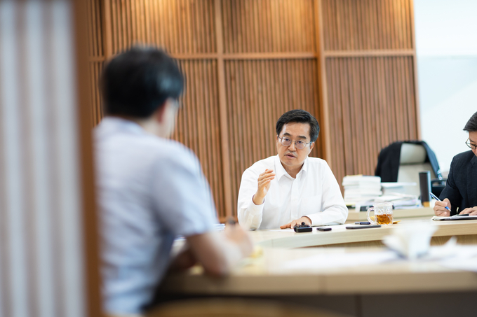 27일 화성 아리셀 화재사고 관련 긴급대책회의에서 김동연 경기도지사가 긴급안전 전수조사에 대해 논의하고 있다. (사진=경기도 제공)