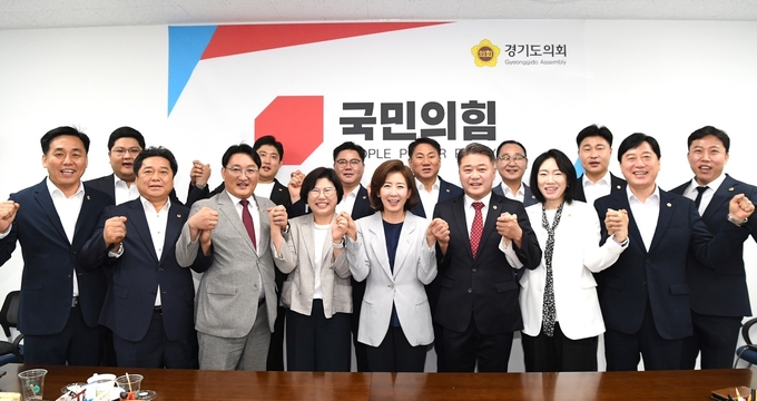 나경원 국회의원과 경기도의회 국민의힘 김정호(광명1) 대표의원 등 경기도의원들이 27일 경기도의회 대표의원실에서 기념촬영을 하고 있다. (사진=경기도의회 제공)