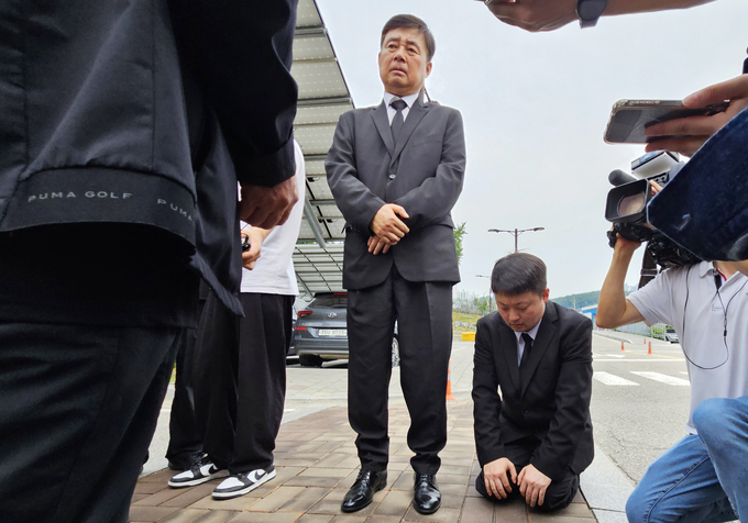 27일 오후 박순관 에스코넥 대표와 임원들이 경기도 화성시 모두누림센터에서 아리셀 공장 화재 희생자 유가족을 만나 사과하고 있다. 지난 24일 오전 10시 31분 화성시 서신면 전곡리 소재 일차전지 업체인 아리셀 공장에서 화재가 발생해 31명의 사상자가 발생했다. (사진=연합뉴스) 