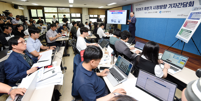 27일 인천시청 브리핑룸에서 열린 기자간담회에서 유정복 시장이 민선8기 후반기 시정방향을 설명하고 있다. ( 사진 = 인천시 제공 ) 