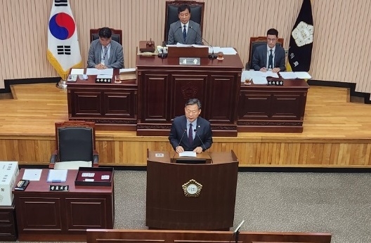 구리시의회 후반기 의장에 선출된 신동화 의원이 당선소감을 발표하고 있다. (사진=구리시의회 제공)