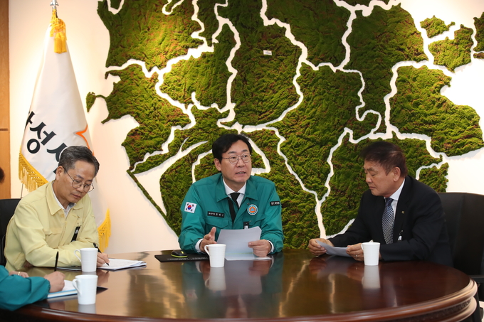 <strong>(왼쪽부터) 김광재 화성산업진흥원장, 정명근 화성시장, 안상교 화성상공회의소장. (사진=화성시 제공)</strong>