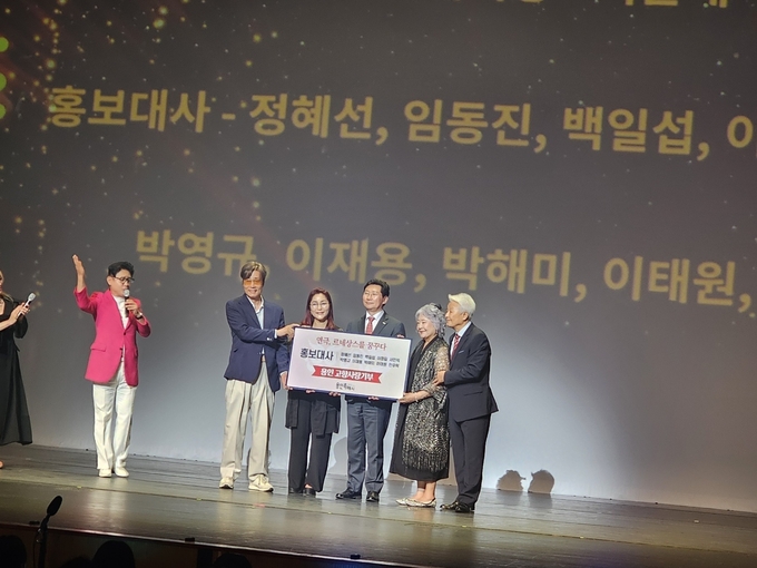 고향사랑기부식에서 이재용 배우, 이태원 배우, 이상인 용인특례시장, 정혜선 배우, 서인석 배우(왼쪽부터)가 포즈를 취하고 있다. (사진=고륜형 기자) 