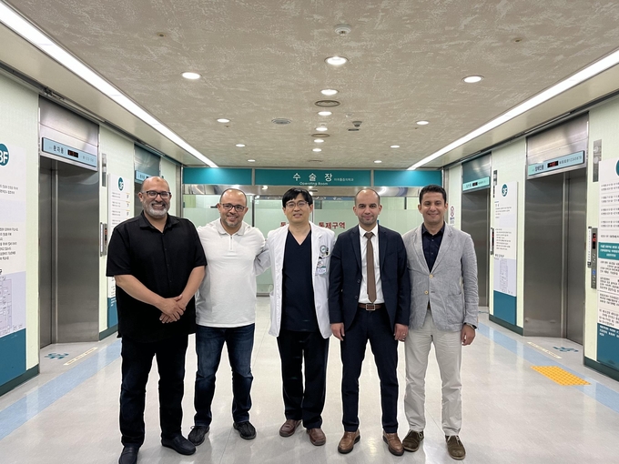 손정환 분당제생병원 진료부장이 모로코 마라케쉬 군 병원 관계자들과 로봇 수술 도입과 교육에 대한 노하우를 공유하고 있다. (사진=분당제생병원 제공)