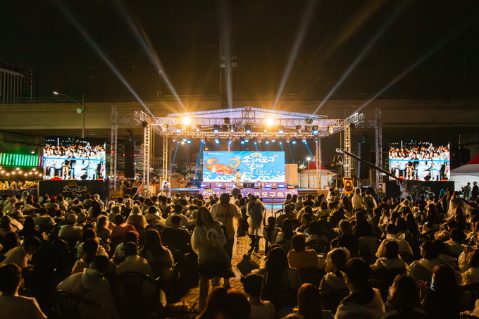 지난해 9월 열렸던 제23회 소래포구 축제에서 무대 공연이 진행되고 있다. ( 사진 = 남동구 제공 )