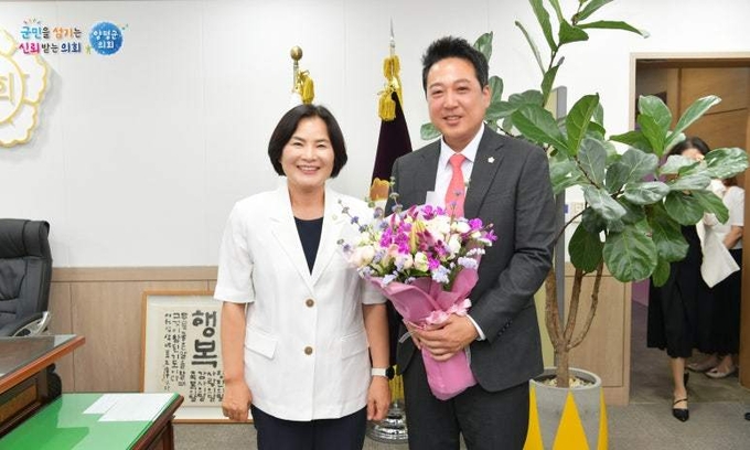 양평군의회 제9대 후반기 황선호 의장이 선출되어 꽃다발을 받고 있다. (사진=양평군의회 제공)