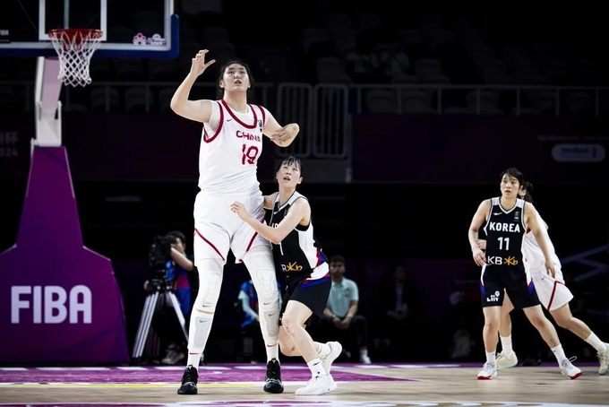 29일 중국 선전에서 열린 제26회 국제농구연맹(FIBA) U-18 여자 아시아컵 대회 준결승전 한국과 중국의 경기에서 한국의 최예슬(179㎝)이 중국의 장쯔위(220㎝)를 수비하고 있다. (사진=국제농구연맹 제공)