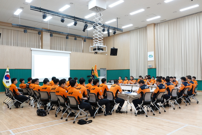 성남소방서가 지난 28일 청사 2층 대회의실에서 '12일 중원구 아파트 발생 화재'에 대한 현장대응활동 검토회의를 열었다. (사진=성남소방서 제공)