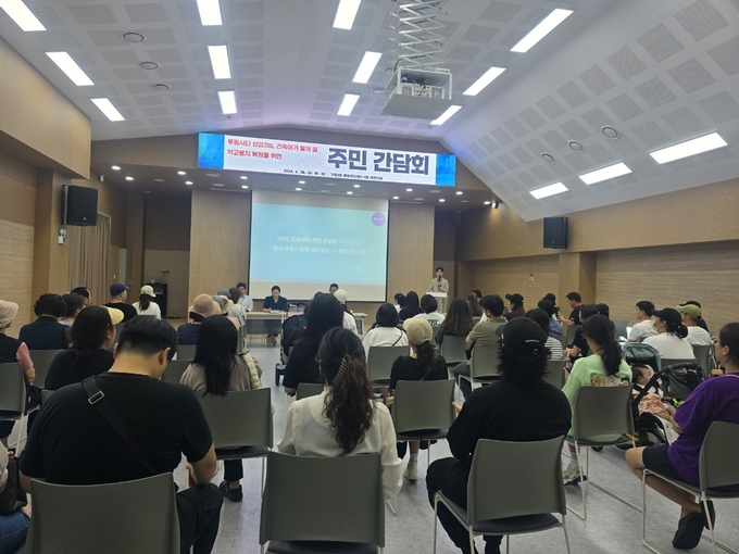 김교흥 국회의원이 지난 28일 '루원시티 상업3블록 건축허가 불허 및 학교용지 복원을 위한 주민간담회'를 진행하고 있다. ( 사진 = 루원총연 제공 )