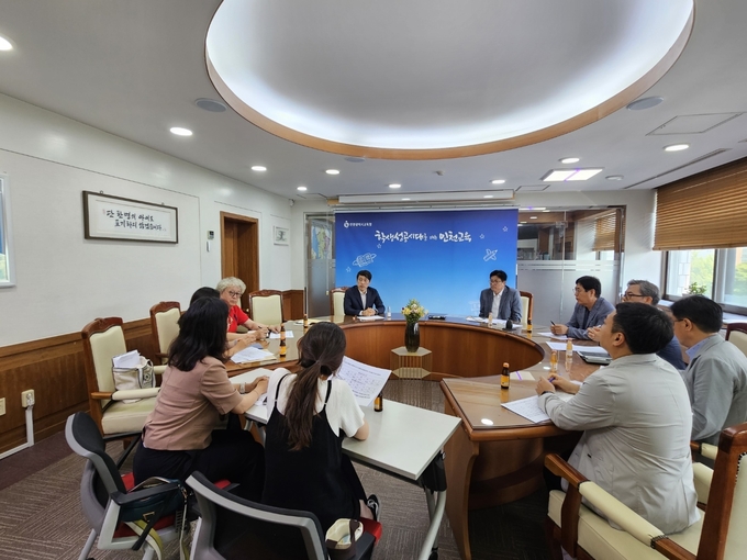 도성훈 인천시교육감이 지난 28일 루원시티 주민들과 '상업3용지 학교용지 복원' 관련해 면담을 진행하고 있다. ( 사진 = 루원총연 제공 ) 
