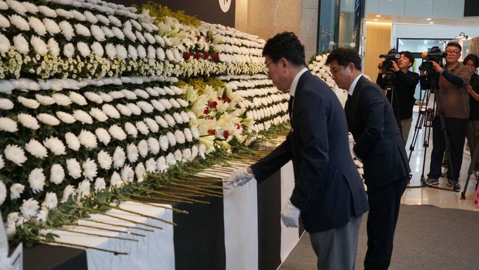 더불어민주당 경기도당 김병욱 위원장(오른쪽)과 이재휘 사무처장이 지난 28일 화성시청에 마련된 화성 아리셀 공장 사망자 추모 분향소를 방문한 모습. (사진=민주당 경기도당 제공)