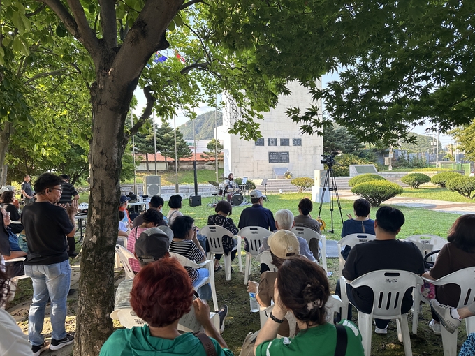 가평읍 '드럼강좌반'이 흥겨운 버스킹 공연을 성료했다. (사진=가평읍 행정복지센터 제공)