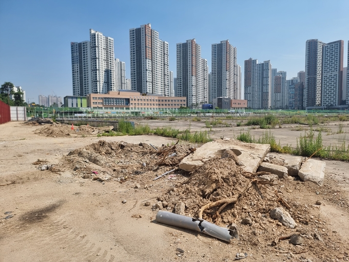 용현·학익 2-2블록 인하대역 1구역 도시개발사업 공사장에 폐기물 더미가 일자로 쌓여 있다. ( 사진 = 김민지 기자 )