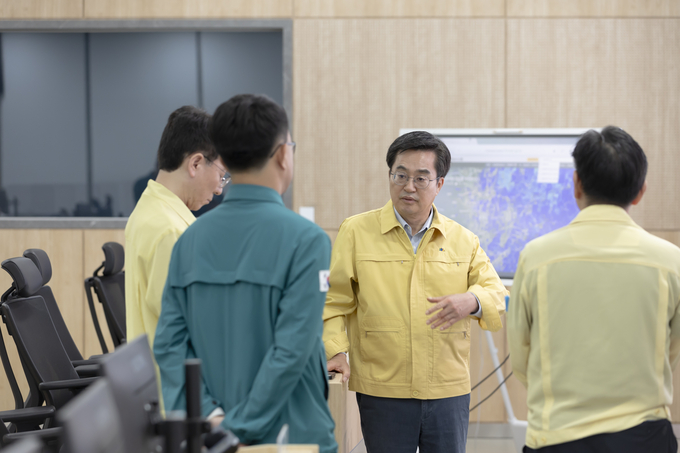 30일 김동연 경기도지사가 경기도 재난안전대책본부를 찾아 도내 장마 대응 상황을 점검하고 있다. (사진=경기도 제공)
