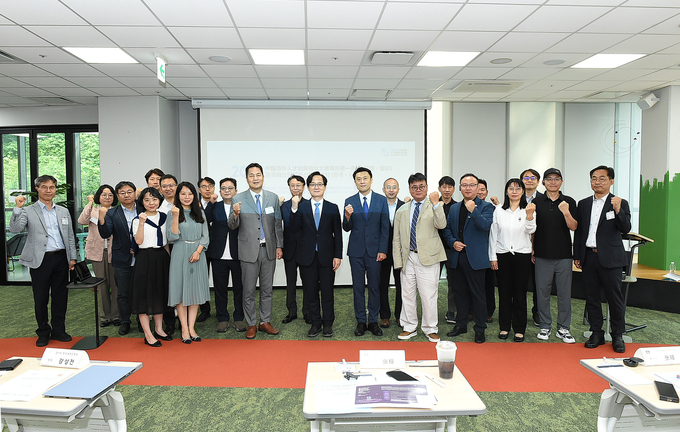 지난 28일 판교 스타트업캠퍼스를 방문한 중국 바이오 투자사 대표단과 관계자들이 기념촬영을 하고 있다. (사진=경과원 제공)