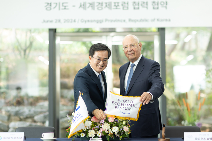 지난달 28일 도담소에서 김동연 경기도지사와 클라우스 슈밥 세계경제포럼 회장이 ‘4차산업혁명센터 설립에 관한 협력협약’을 맺고 기념촬영을 하고 있다. (사진=경기도 제공)