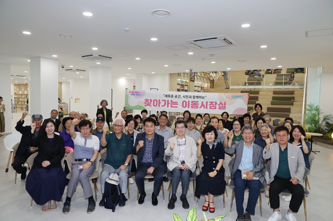하은호 군포시장이 지난 27일 오후 산본도서관에서 '찾아가는 이동시장실;'을 진행하고 참석자들과 기념촬영을 하고 있다. (사진=군포시 제공)