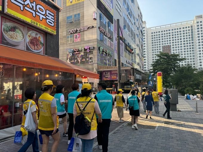 김포신도시 구래동 사업지역 일원 청소년 클린존에서 청소년 비행예방을 위한 합동순찰을 하고 있는 경찰서와 학부모 폴리스. (사진=김포경찰서제공) 