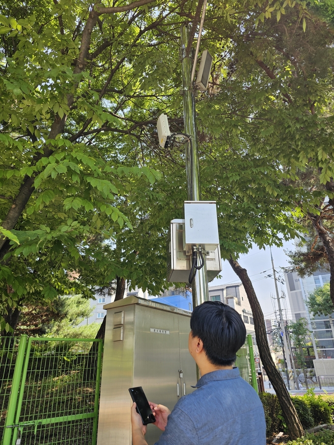 공공와이파이가 설치된 지역에서 한 시민이 이용하고 있다. 김포시청제공 