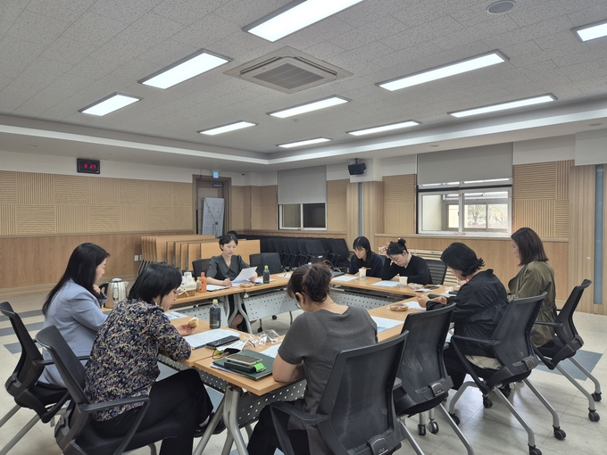 군포의왕교육지원청 교육복지 담당자들이 회의를 하고 있다. (사진=군포의왕교육지원청 제공)