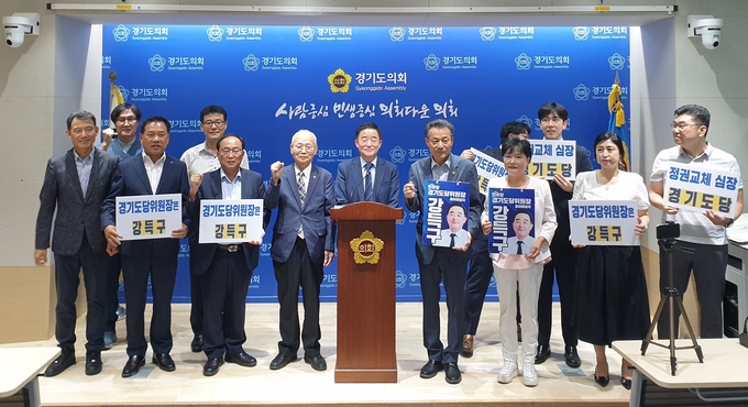강득구 더불어민주당 국회의원이 1일 경기도의회에서 지지자들과 기념촬영을 하고 있다. (사진=나규항 기자)