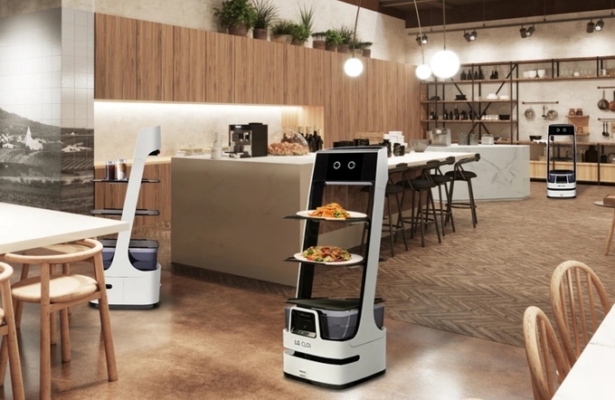 리테일 매장, 호텔, 병원, 식당 등 다양한 공간에서 활동하는 ‘LG 클로이 서브봇’. (사진=LG전자 제공)