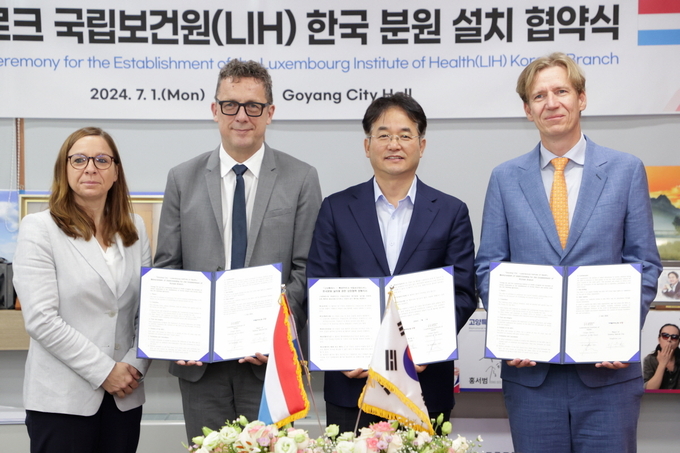 왼쪽부터 스테파니 오베르틴 룩셈부르크 고등교육‧연구부 장관 겸 디지털부 장관, 울프 네르바스 LIH 원장, 이동환 고양특례시장, 그레고르 바츠 LIH 이사회 의장. (사진=고양시 제공)