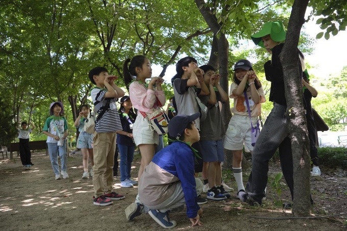 지난달 1일 세계문화예술교육주간에 맞춰 굴포천을 활용한 어린이 환경산책 예술교육프로그램 ‘꽁꽁 숨어라’를 진행했다. ( 사진 = 부평구문화재단 제공 )