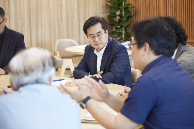 1일 경기도청 도지사 집무실에서 김동연 경기도지사와 이주노동자 관련 전문가 5명이 긴급회의를 진행하고 있다. (사진=경기도 제공)