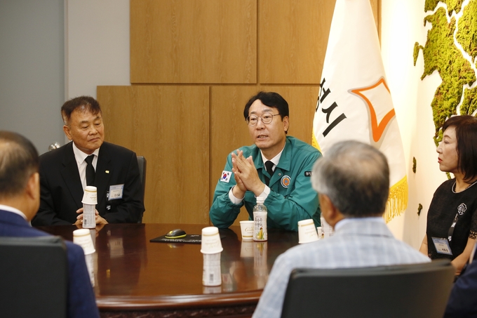 정명근 화성시장이 1일 오전 시청에서 안상교 화성상공회의소 회장을 비롯해 임직원들과 간담회를 갖고 피해자 유가족이 관내 기업에 취업을 할 수 있도록 최선을 다해줄 것을 당부했다. (사진=화성시 제공)