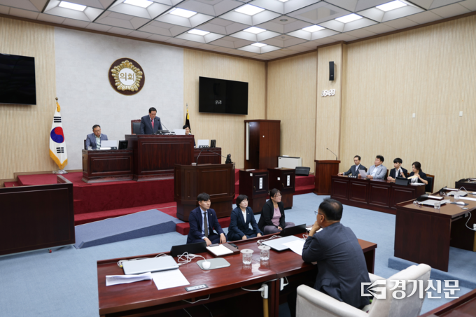 후반기 의장단 선출에 더불어민주당 시의원들이 항의하고 있다. (사진=더불어민주당 안성시당협 제공)