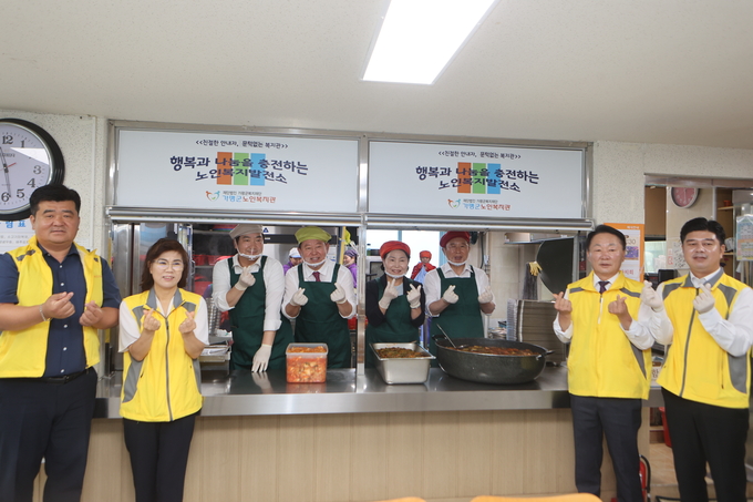 가평군의회 의원들이 노인복지관에서 배식봉사를 하고 있다. (사진=가평군의회 제공)
