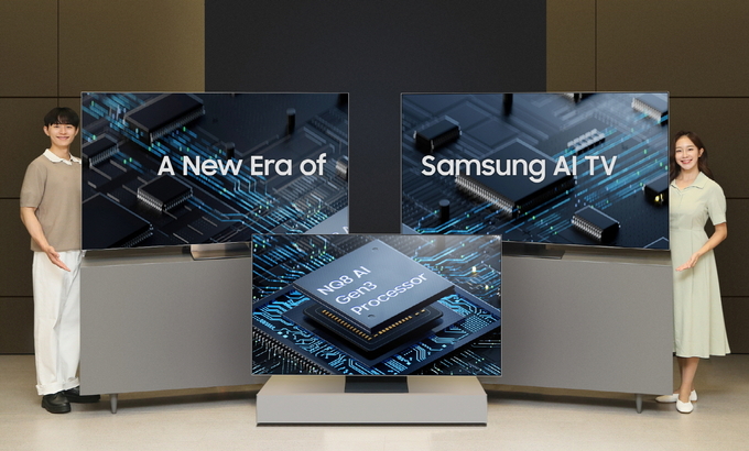 삼성전자 모델이 AI 기능 탑재된 초대형 프리미엄 TV 신제품(Neo QLED 8K, Neo QLED, 삼성 OLED)을 소개하고 있다. (사진=삼성전자 제공)