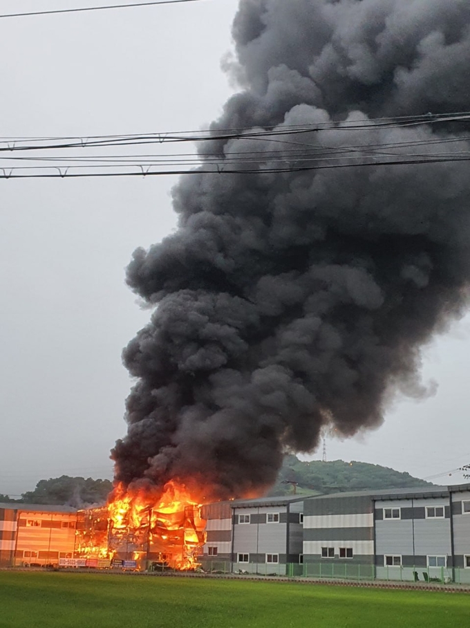  2일 김포시 소재의 한 공장지대 창고 건물에서 화재가 발생했다. (사진=경기도소방재난본부 제공)